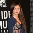 Selena Gomez dévoile ses belles jambes sur le tapis rouge des MTV VMA 2013