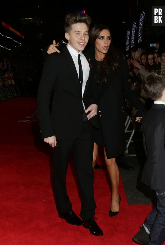 Brooklyn Beckham avec sa mère Victoria Beckham à l'avant-première du film "The Class of 92", le 1er décembre 2013