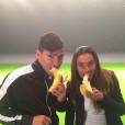Sergio Aguero mange une banane après la réaction surprenante de Dani Alves