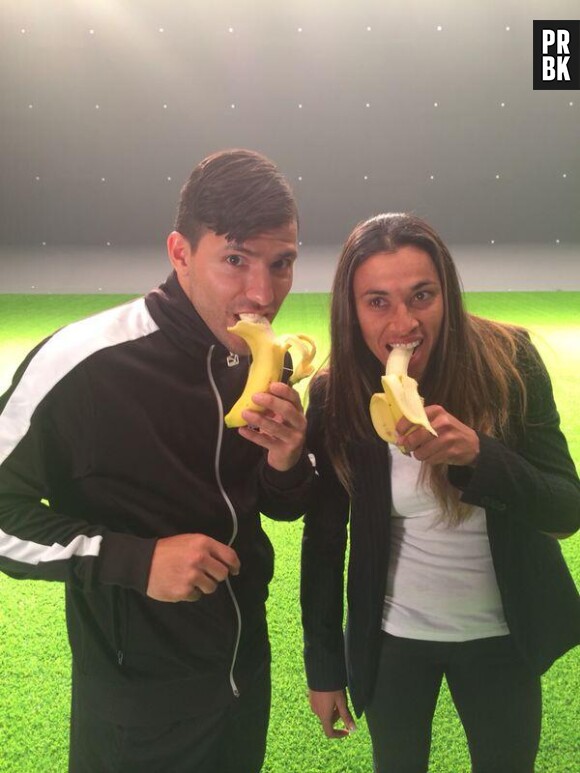 Sergio Aguero mange une banane après la réaction surprenante de Dani Alves