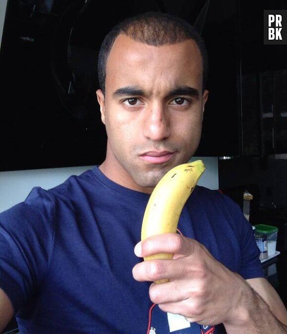 Lucas (PSG) prend la pose en "hommage" à la banane de Dani Alves