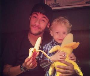 Neymar et son fils : leur clin d'oeil à la banane de Dani Alves