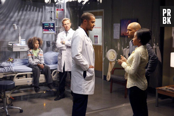 Grey's Anatomy saison 10, épisode 23 : Jesse Williams et Kevin McKidd sur une photo