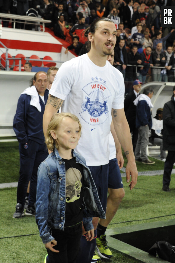 Zlatan Ibrahimovic avec son fils pour le sacre du PSG, le 7 mai 2014 au Parc des Princes