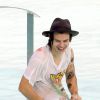 Harry Styles s'éclate à la piscine de son hôtel, le 7 mai 2014 au Brésil