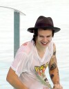  Harry Styles s'&eacute;clate &agrave; la piscine de son h&ocirc;tel, le 7 mai 2014 au Br&eacute;sil 