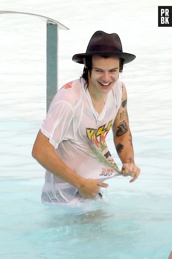 Harry Styles s'éclate à la piscine de son hôtel, le 7 mai 2014 au Brésil