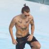 Harry Styles : torse nu, il exhibe ses tatouages à la piscine de son hôtel, le 8 mai 2014 au Brésil