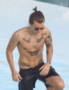  Harry Styles : torse nu, il exhibe ses tatouages &agrave; la piscine de son h&ocirc;tel, le 8 mai 2014 au Br&eacute;sil 
