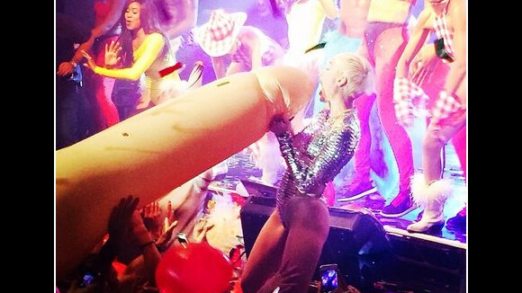 Miley Cyrus : nouvelle provoc' classée X avec un pénis gonflable géant