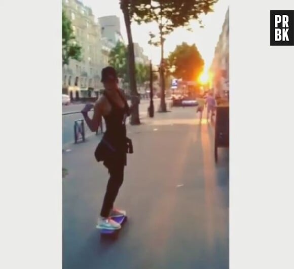 Laury Thilleman aussi sportive que sexy sur son skateboard