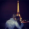 Vampire Diaries : Nathaniel Buzolic devant la tour Eiffel