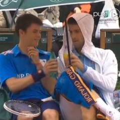 Novak Djokovic abrite un ramasseur de balles et trinque avec lui à Roland Garros