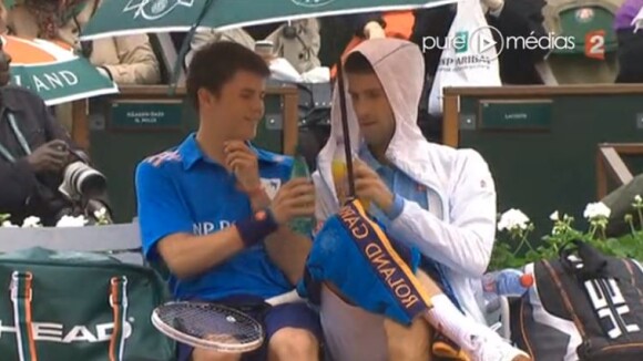 Novak Djokovic abrite un ramasseur de balles et trinque avec lui à Roland Garros