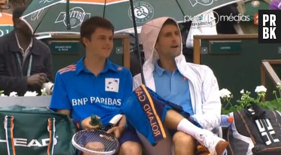 Novak Djokovic sous la pluie à Roland Garros, le 26 mai 2014