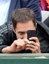 Grand Corps Malade accro à son portable même dans les tribunes de Roland Garros le 26 mai 2014