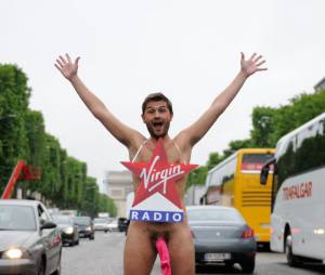 Christophe Beaugrand nu sur les Champs Elysées