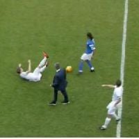 José Mourinho débarque sur le terrain... pour tacler un joueur
