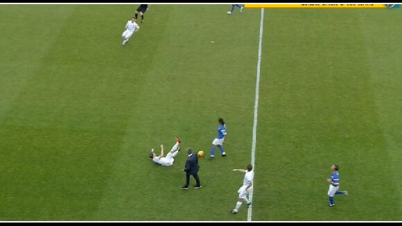 José Mourinho débarque sur le terrain... pour tacler un joueur