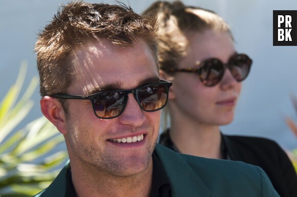 Robert Pattinson souriant au photocall du film The Rover au Festival de Cannes 2014, le dimanche 18 mai