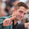 Robert Pattinson salue les photographes au Festival de Cannes 2014, le dimanche 18 mai