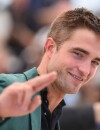  Robert Pattinson salue les photographes au Festival de Cannes 2014, le dimanche 18 mai 