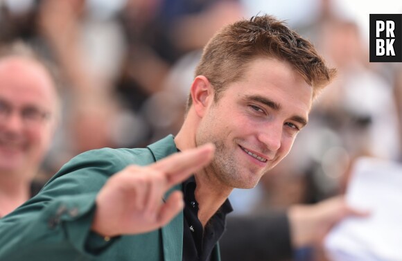 Robert Pattinson salue les photographes au Festival de Cannes 2014, le dimanche 18 mai