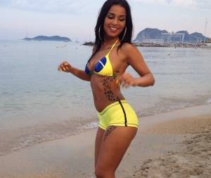 Les Princes de l'amour: Emilia Cheranti en bikini sur le tournage de son clip Funk do Brazil
