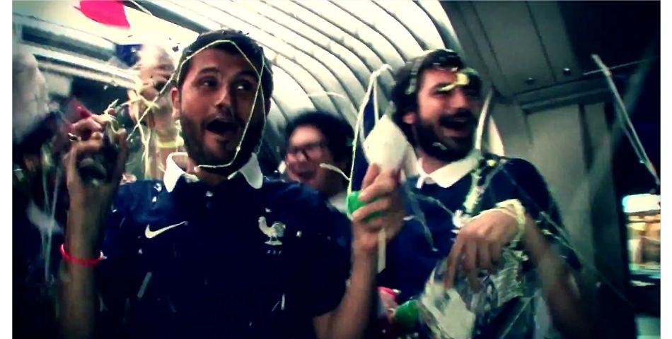 Christophe Beaugrand fait la fête dans un bus pour soutenir les Bleus