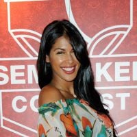 Ayem Nour : jurée souriante et sexy pour le concours strip-tease de Desigual