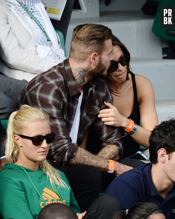 M. Pokora et Scarlett Baya très proches à Roland Garros le lundi 2 juin 2014