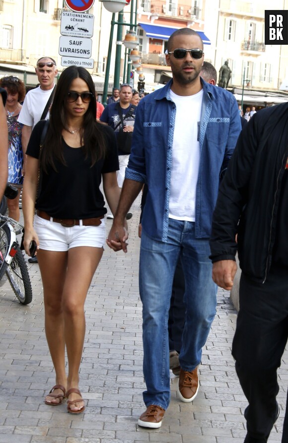 Tony Parler et sa fiancée Axelle Francine se promènent à Saint-Tropez, le 1er juillet 2014