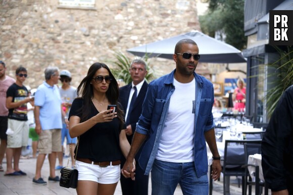 Tony Parler et sa fiancée Axelle Francine amoureux à Saint-Tropez, le 1er juillet 2014