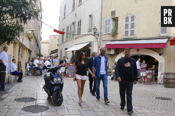 Tony Parler et sa fiancée Axelle Francine dans les rues de Saint-Tropez, le 1er juillet 2014
