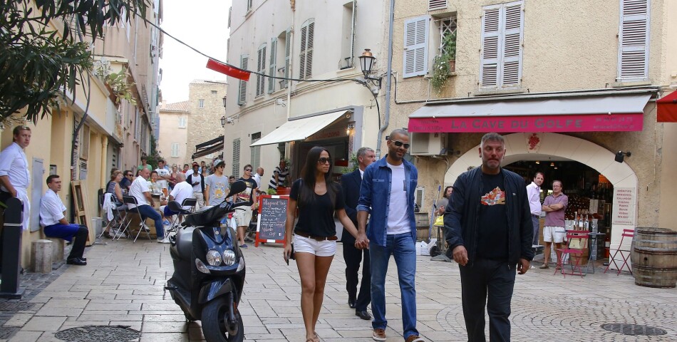  Tony Parler et sa fianc&amp;eacute;e Axelle Francine dans les rues de Saint-Tropez, le 1er juillet 2014 