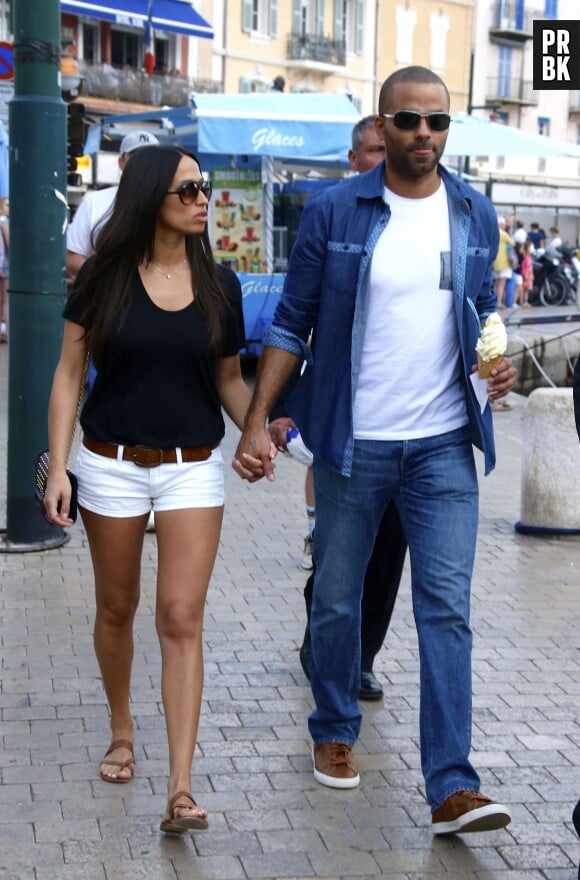 Tony Parler et sa fiancée Axelle Francine très complices à Saint-Tropez, le 1er juillet 2014