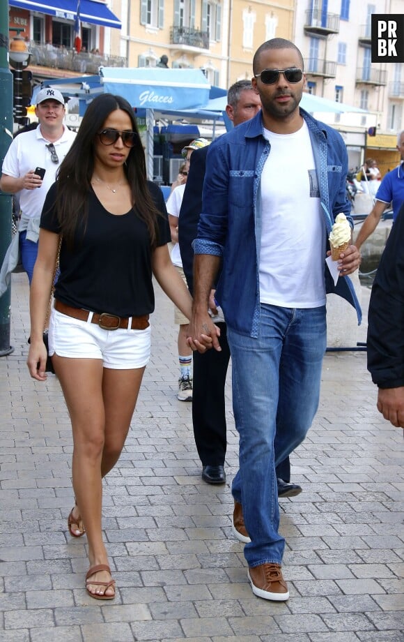 Tony Parler et sa fiancée Axelle Francine complices à Saint-Tropez, le 1er juillet 2014
