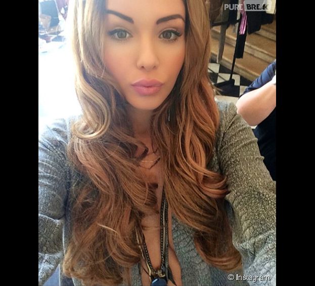 Nabilla Benattia pose sans soutien-gorge sur Instagram pour un selfie sexy