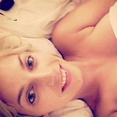 Nadège Lacroix nue dans son lit et décolletée en bikini sur Instagram