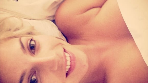 Nadège Lacroix nue dans son lit et décolletée en bikini sur Instagram
