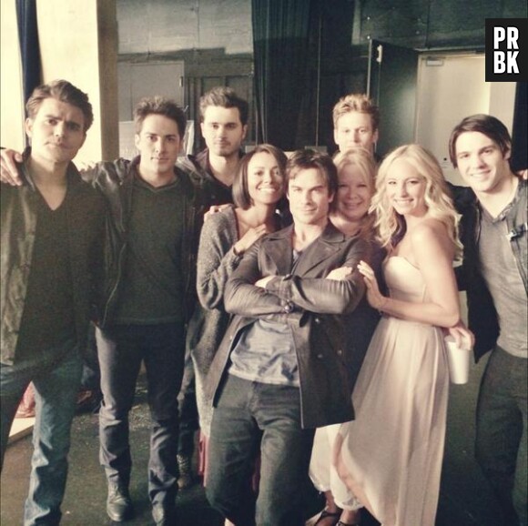 L'équipe lors d'une séance photo pour la saison 6 de Vampire Diaries