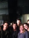 Julie Plec et les acteurs masculins lors d'une séance photo pour la saison 6 de Vampire Diaries