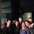 Julie Plec et les acteurs masculins lors d'une séance photo pour la saison 6 de Vampire Diaries