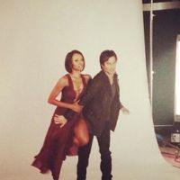 The Vampire Diaries saison 6 : Damon et Bonnie proches pour une séance photo