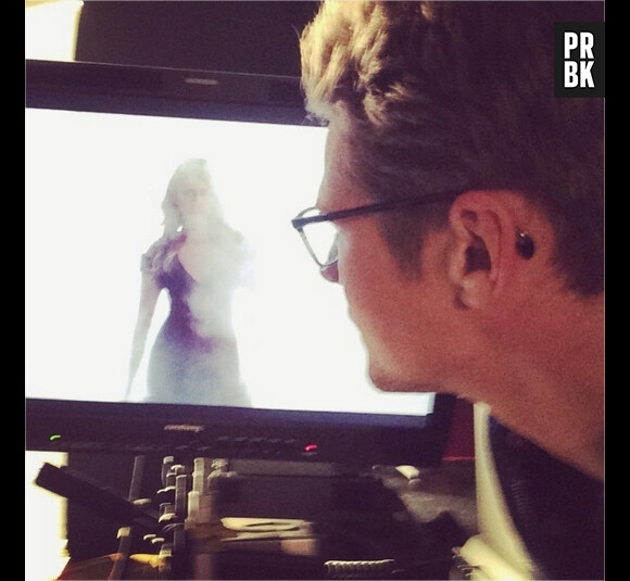 Zach Roerig hypnotisé par Nina Dobrev lors d'une séance photo pour la saison 6 de Vampire Diaries