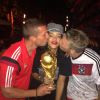 Rihanna avec la Coupe du Monde 2014 et entourée de Podolski et Schweinsteiger
