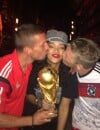  Rihanna avec la Coupe du Monde 2014 et entour&eacute;e de Podolski et Schweinsteiger 