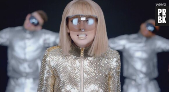 Taylor Swift méconnaissable dans le clip de son nouveau single Shake It Off,