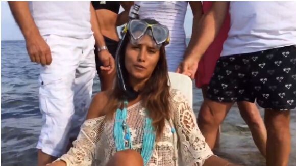 Karine Ferri dans la mer pour relever l'Ice Bucket Challenge lancé par Nikos