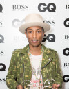Pharrell Williams et son trophée aux GQ Men of the Year Awards le 2 septembre 2014 à Londres